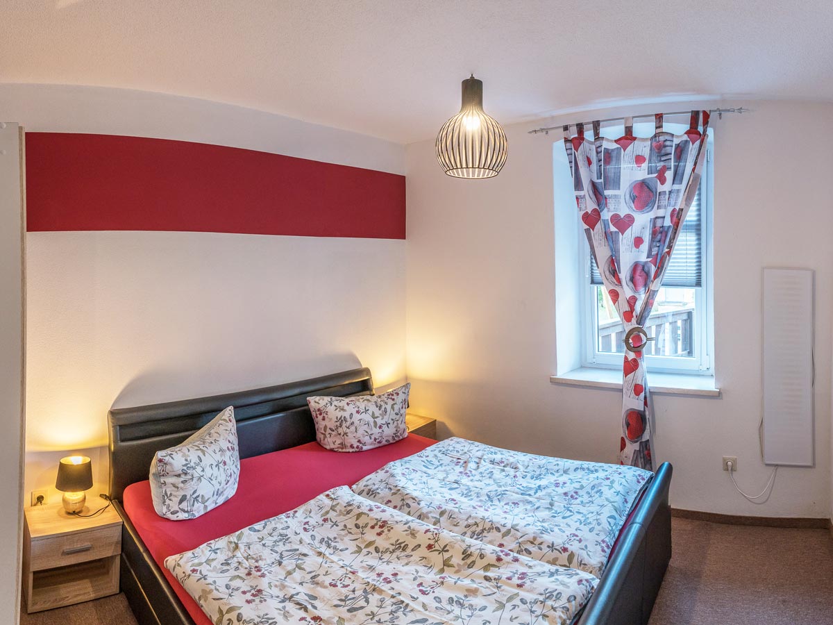 Ferienhaus "Alte Schule" in Reinhardtsdorf - Ferienwohnung 1 - Schlafzimmer im Rotton