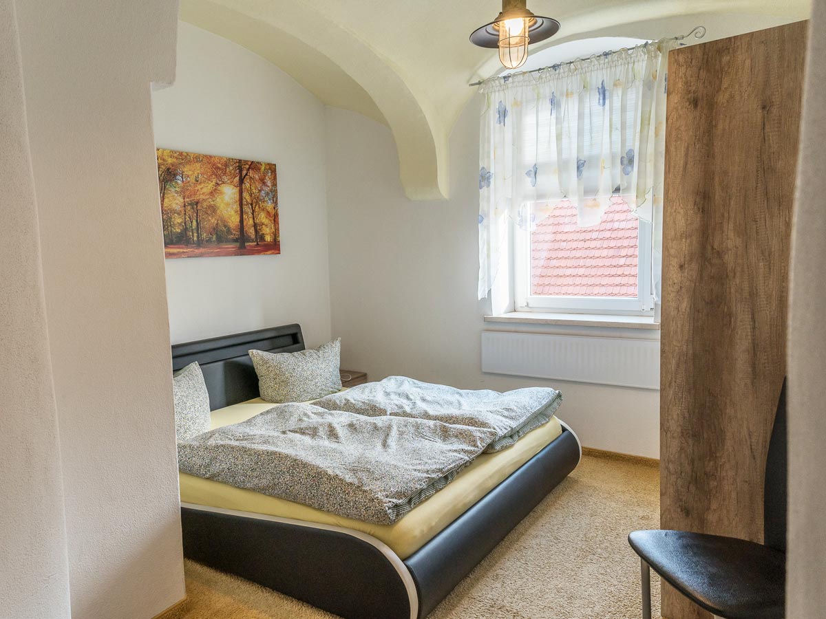 Ferienhaus "Alte Schule" in Reinhardtsdorf - Ferienwohnung 1 - Schlafzimmer mit Gewölbe