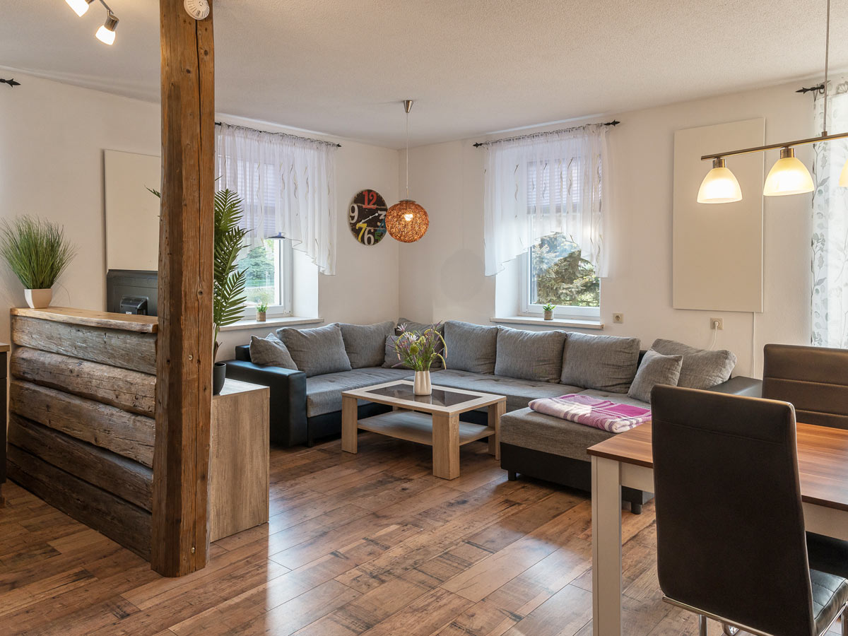 Ferienwohnung 1 – große Couch zum gemütlichen Beisammensein Ferienhaus "Alte Schule" in Reinhardtsdorf - Ferienwohnung 1 - große Couch zum gemütlichen Beisammensein