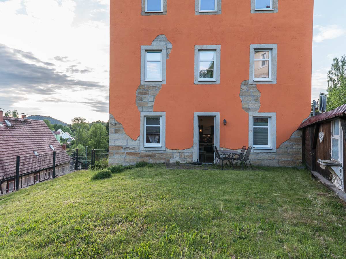 Ferienhaus "Alte Schule" in Reinhardtsdorf - Ferienwohnung 2 - Blick auf die Terrasse