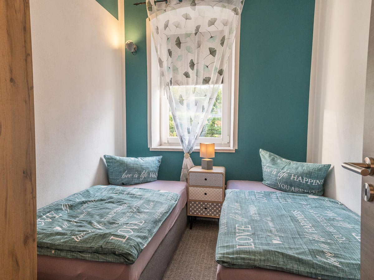 Ferienhaus "Alte Schule" in Reinhardtsdorf - Ferienwohnung 2 - Schlafzimmer Petrol