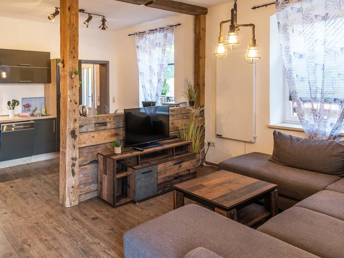 Ferienwohnung 2 – große Couch zum gemütlichen Beisammensein Ferienhaus "Alte Schule" in Reinhardtsdorf - Ferienwohnung 2 - große Couch zum gemütlichen Beisammensein