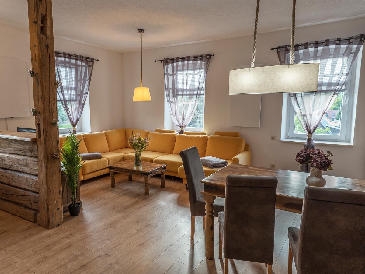 Ferienhaus „Alte Schule“ in Reinhardtsdorf – Ferienwohnung 3 – große Couch mit TV Ferienhaus "Alte Schule" in Reinhardtsdorf - Ferienwohnung 3 - große Couch mit TV